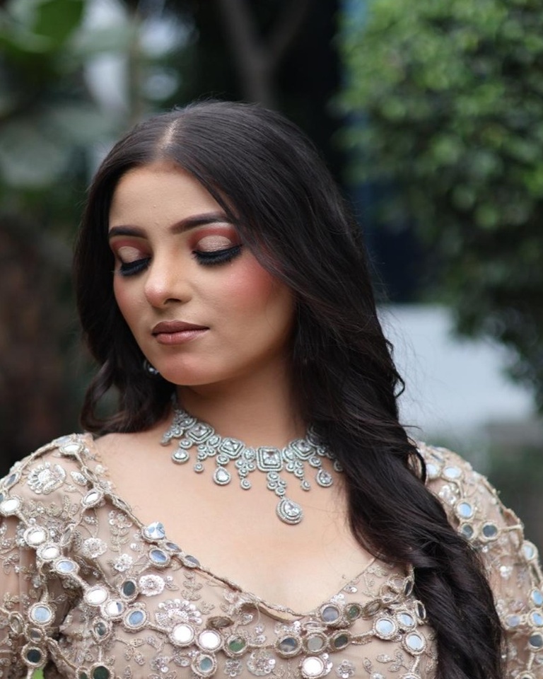 Engagement Soft Glam Pose