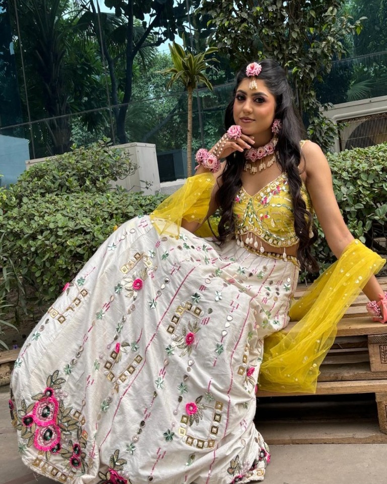 Haldi Garden Seated Glow